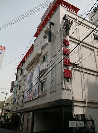 Movie Motel Чинджу Экстерьер фото